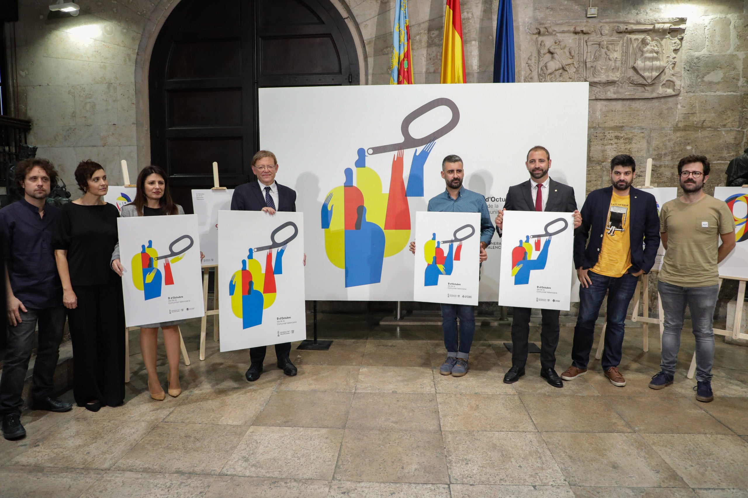 Aquest dilluns també s'ha presentat la cartelleria del 9 d'Octubre, en la qual l'estudi Juárez Casanova ha escenificat la diversitat del poble valencià mitjançant tres persones que simbolitzen les tres demarcacions i, alhora, la diversitat del poble valencià. / GVA