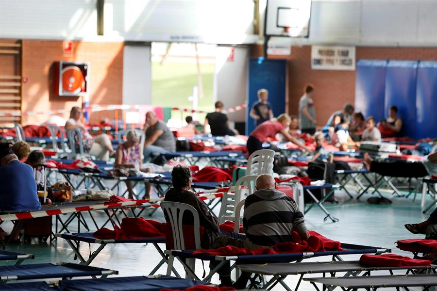 Vora 1.500 campistes han sigut desallotjats 'de forma ordenada' i sense ferits durant la passada matinada d'un càmping del terme municipal de Crevillent a causa d'una crescuda d'aigües. / EFE, MANUEL LORENZO