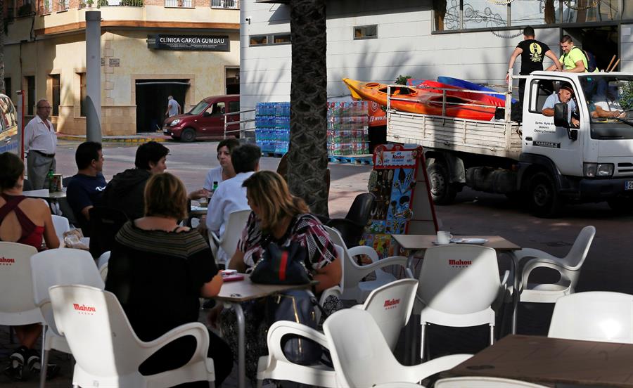 Una terrassa de Dolores, durant les tasques de neteja després del pas de la DANA. / EFE