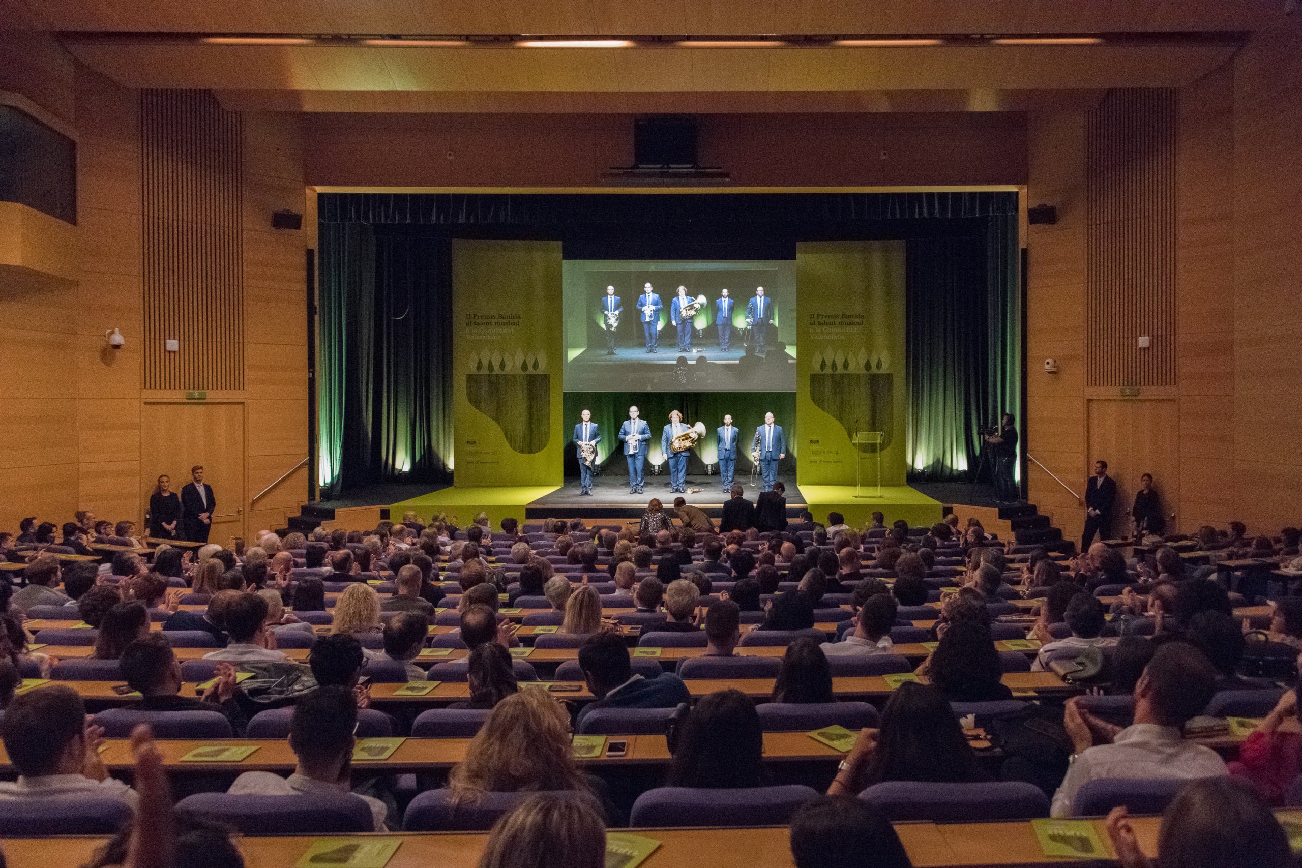 La gala, que s'ha celebrat al Palau de Congressos de València, ha comptat amb les actuacions en directe dels grups valencians Spanish Brass i Púrpura Pansa. / Nelohagen-FSMCV