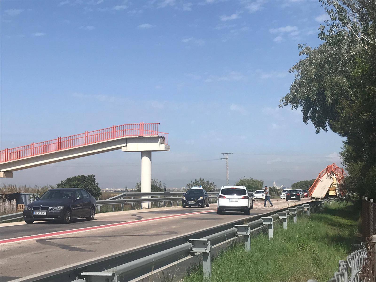 Els bombers de l'Ajuntament de València estan treballant en la zona per a retirar el camió i restablir la circulació. / TWITTER @CASADELADEMANA