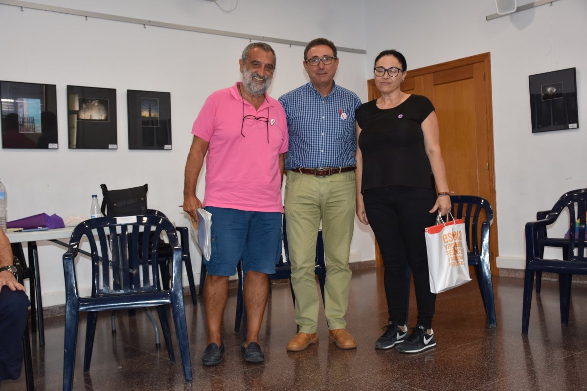 El president d'Escola Valenciana, Natxo Badenes; el president de la Coordinadora d'Escoles d'Ensenyament en Valencià de la Costera, Josep Roca, i la regidora d'Educació de l'Ajuntament de l'Alcúdia de Crespons, Maite Juan. / ESCOLA VALENCIANA