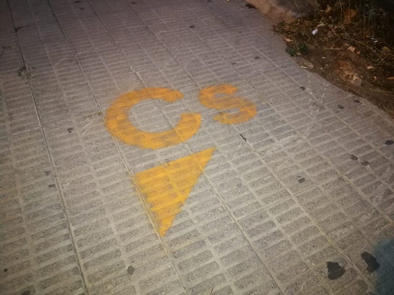 La propaganda de Cs ha aparegut pel mobiliari de la ciutat. / EUROPA PRESS