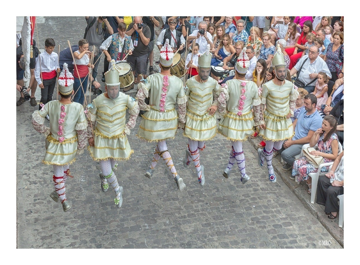 El ball dels Tornejants, protagonitzat per cavallers vestits d'argent, és, junt amb la Muixeranga, un dels més característics i reconeguts de les Festes de la Mare de Déu de la Salut. / AJUNTAMENT D'ALGEMESÍ