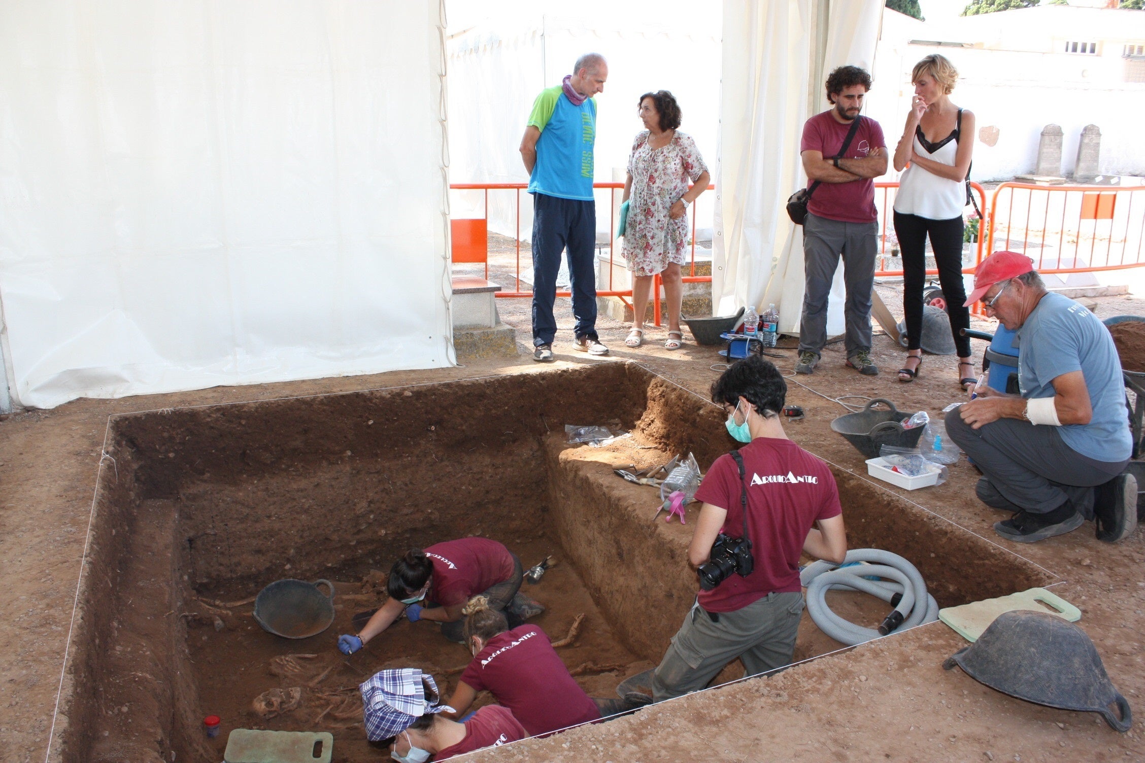 ArqueoAntro continuarà amb els treballs d'excavació per a buscar evidències que faciliten la identificació de les restes més enllà de l'estudi genètic. / AJUNTAMENT DE CASTELLÓ