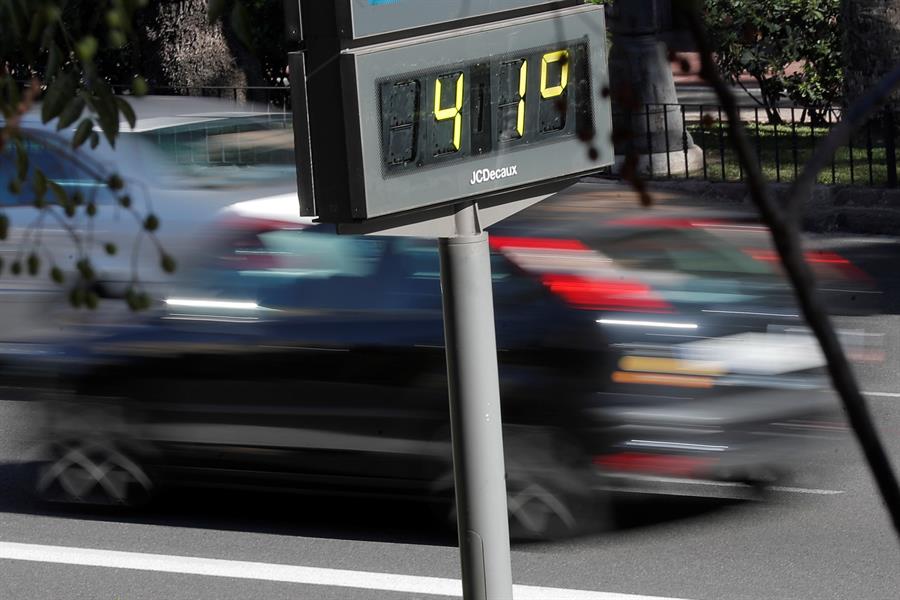 Un termòmetre ha arribat a marcar al centre de València 41 graus aquest dimarts, tot i que les dades oficials donen com a màxima els 35 graus. / EFE/Kai Försterling