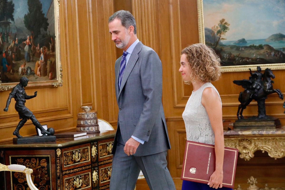 El rei Felip VI rebrà aquest dijous en audiència la presidenta del Congrés, Meritxell Batet, per a encarar la ronda de consultes que durà a terme els pròxims dies per a una investidura. / CASA REIAL