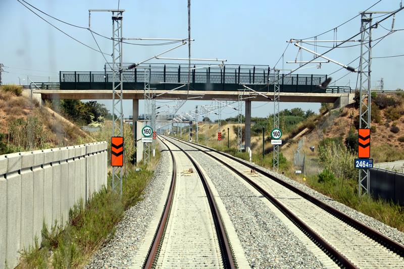 Tram de la variant de Vandellòs del Corredor Mediterrani vist des de l'interior de la cabina d'un tren en proves, el 17 de setembre del 2019. / ROGER SEGURA