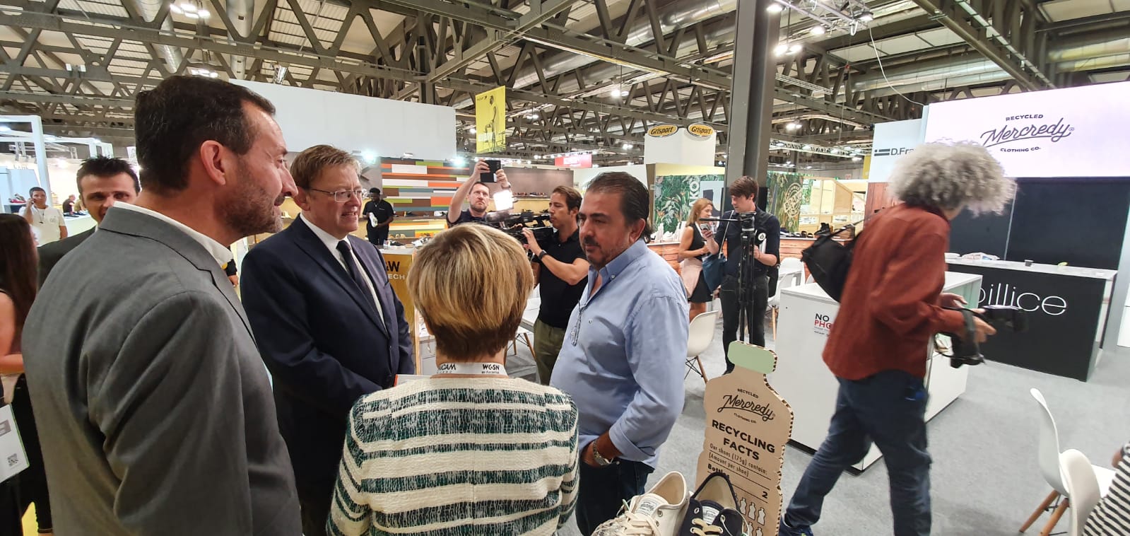 Els organitzadors estimen que més de 45.000 persones han assistit a la fira del calçat de Milà. / GVA