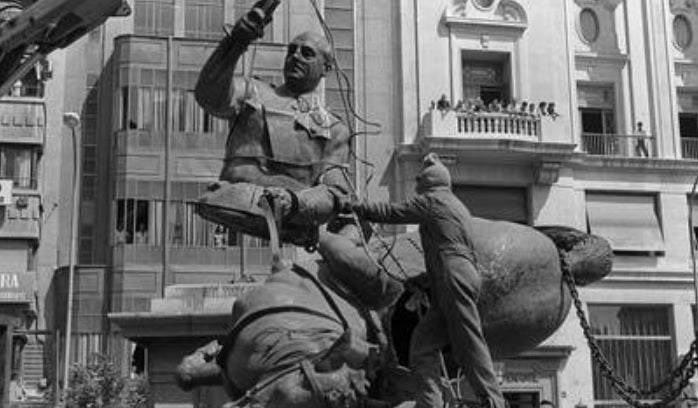 Retirada de l'estàtua eqüestre de Franco a la plaça de l'Ajuntament de València.