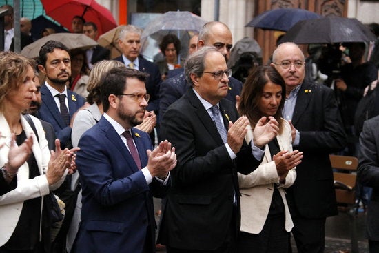 Pere Aragonès, Quim Torra i Meritxell Budó aplaudeixen després de l'ofrena floral al monument a Rafael Casanova aquest 11 de Setembre. / JORDI BATALLER, ACN