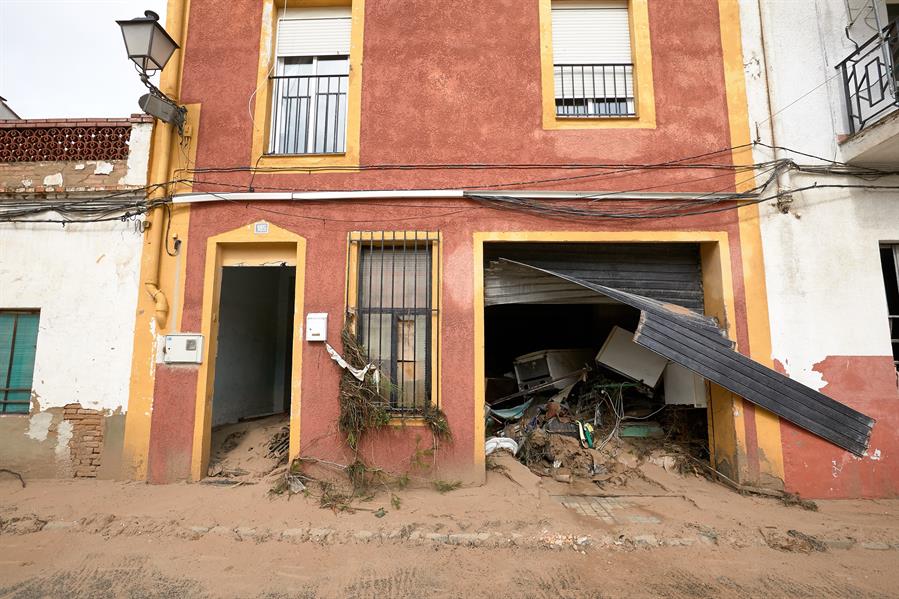  Els treballs d'inspecció i avaluació de danys dels habitatges afectats pel temporal al Baix Segura i a la Vall d'Albaida són el pas previ a la seua rehabilitació i restauració. / NATXO FRANCÉS, EFE