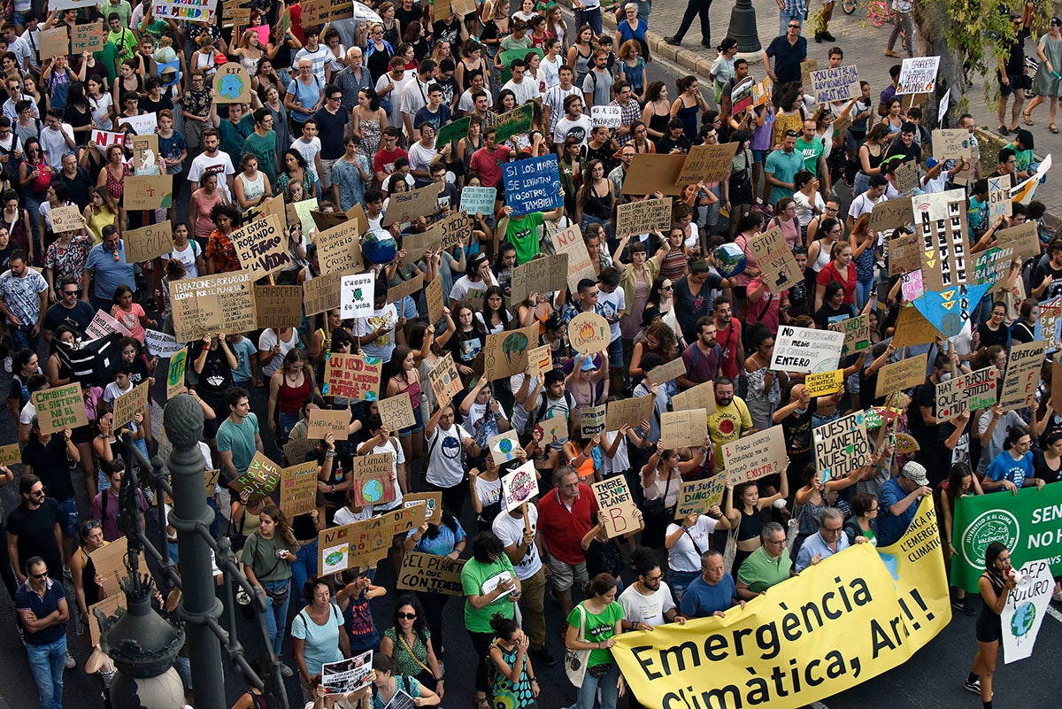 Com a culminació dels actes d'una setmana centrada en l'emergència climàtica, milers de persones han recorregut els carrers de la ciutat per a posar en el centre a la salut ambiental del planeta. / DGS