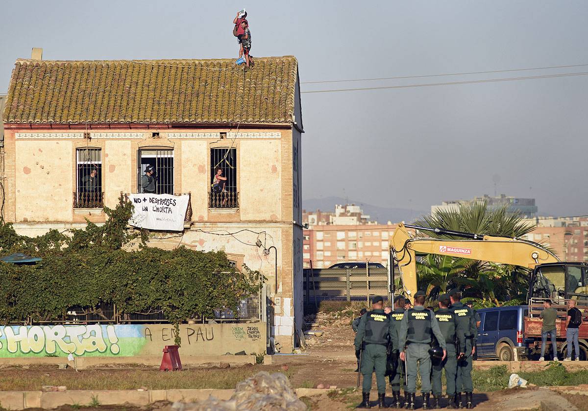 Un dispositiu de la Guardia Civil s'ha presentat al Forn de Barraca per a desallotjar els manifestants. / DANIEL GARCÍA-SALA