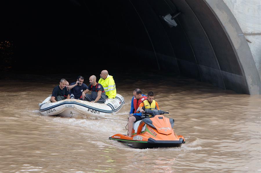  Diversos conductors esperen en el sostre dels seus vehicles per a ser rescatats per la Guàrdia Civil i els bombers en un dels túnels de l'autopista AP-7 a l'altura del Pilar de la Foradada (el Baix Segura). / MORELL, EFE