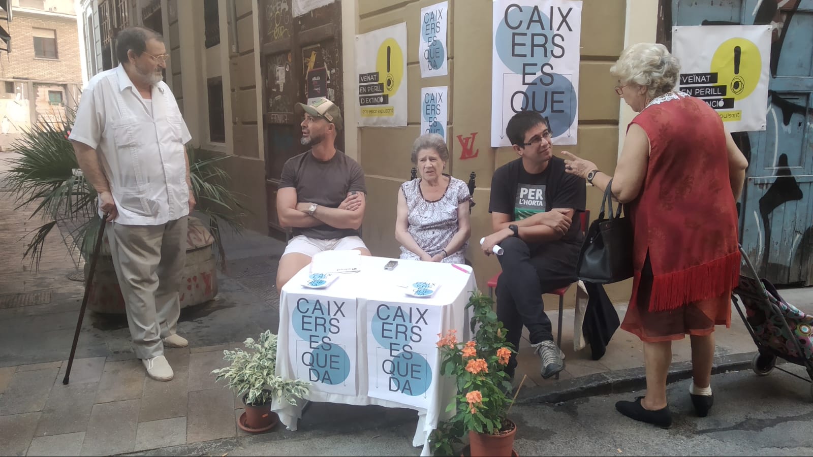 El veïnat del bloc dels Caixers número 2 assegura que no pot fer front a un nou lloguer al barri. / DLV