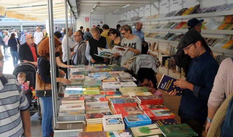 Imatge d'arxiu de la fira La Plaça del LLibre celebrada a València. / DLV