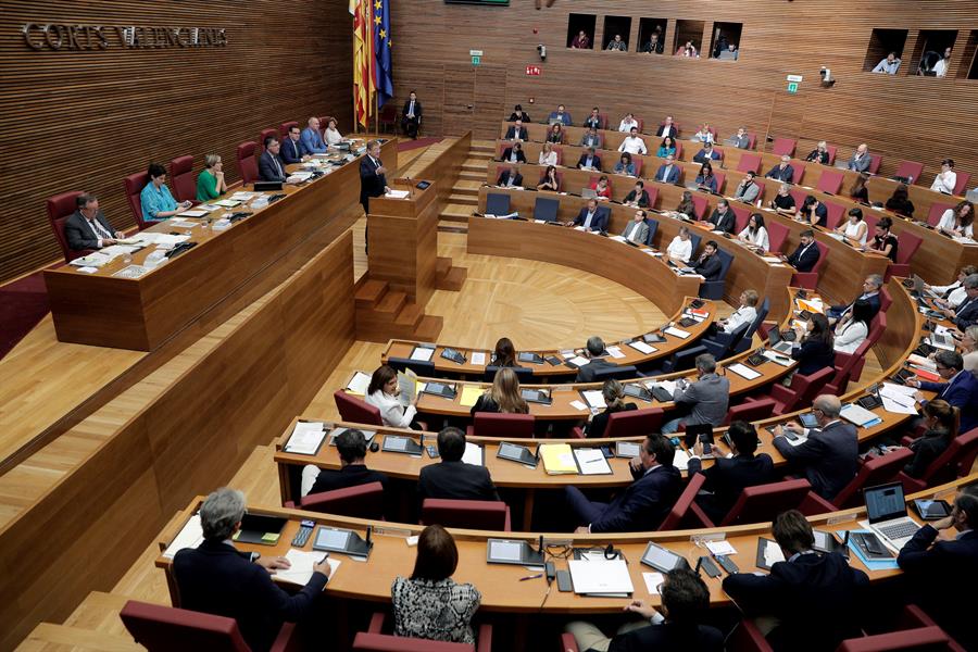 Les Corts han aprovat la seua primera declaració institucional aquest dijous. / EFE