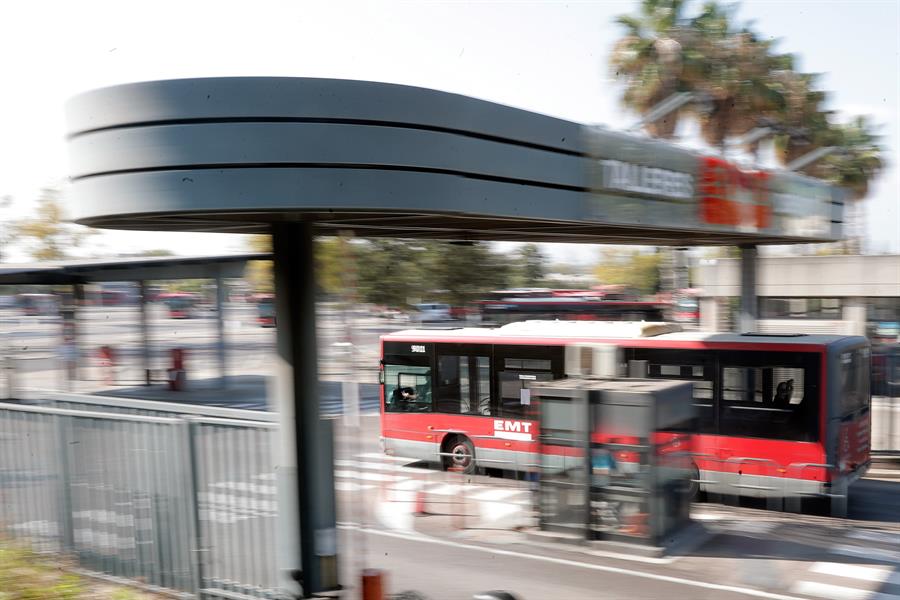 L'entitat bancària afirma que 'sembla que l'EMT pretén ara traslladar a CaixaBank els resultats negatius de tot un conjunt d'irregularitats internes que s'haurien produït en l'empresa'. / KAI FÖRSTERLING