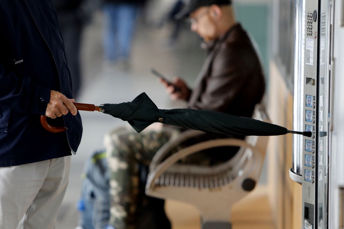 El territori valencià viu aquest dijous una jornada d'oratge tardorenc amb cel ennuvolat que deixarà pluges durant la primera meitat del dia i que tendirà a la vesprada a intervals nuvolosos. / EUROPA PRESS