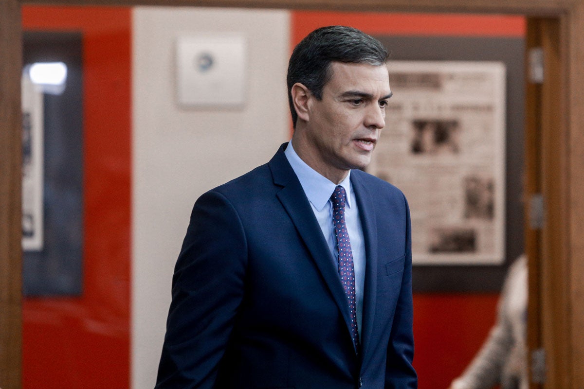 Pedro Sánchez assegura que el seu executiu actuarà amb 'fermesa, proporcionalitat i unitat', i expressa 'tot el seu suport' a les Forces i Cossos de Seguretat de l'Estat. Imatge del president del govern espanyol en funcions el 14 d'octubre, abans de llegir una declaració institucional. / RICARDO RUBIO, EUROPA PRESS