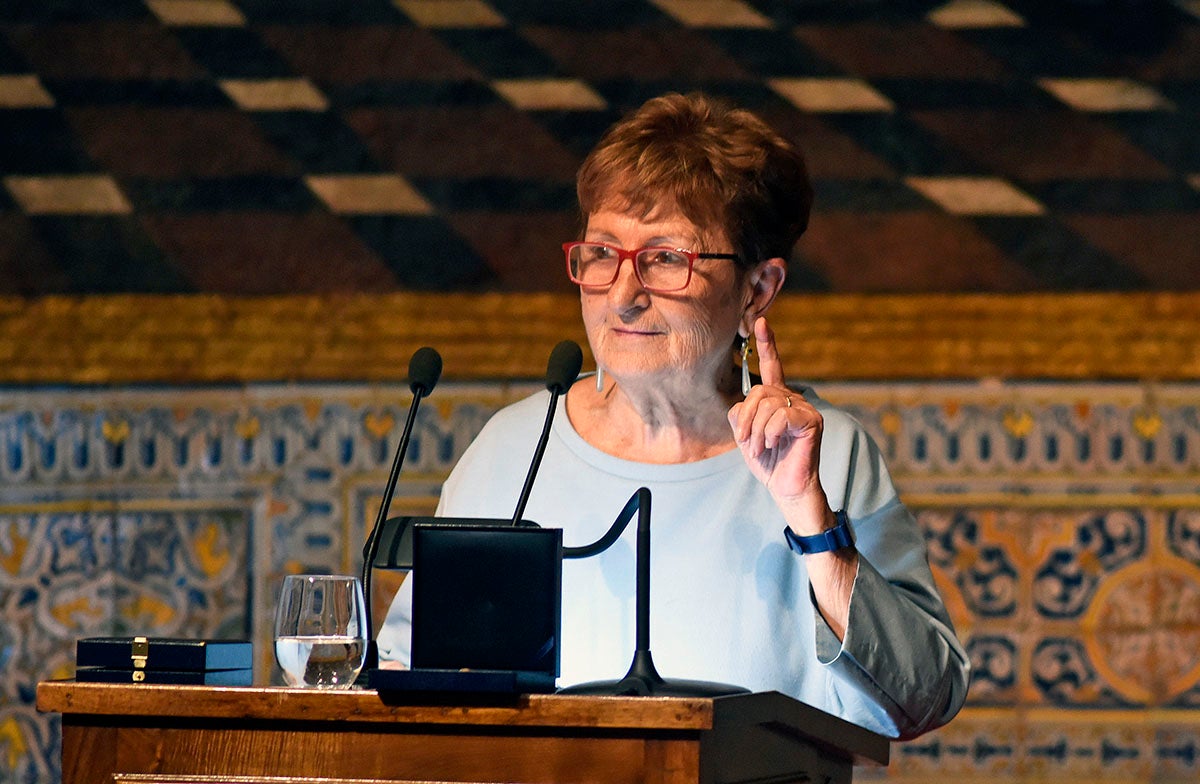 Rosa Serrano ha sigut l'encarregada de parlar en nom dels guardonats en l'acte de lliurament de les Distincions de la Generalitat. / DANIEL GARCÍA-SALA