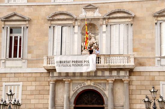 Torra, segons la JEC, ha de garantir que s'exercisca 'una vigilància permanent perquè no es torne a col·locar durant el període electoral cap d'aquests símbols partidistes'. / BLANCA BLAY, ACN 