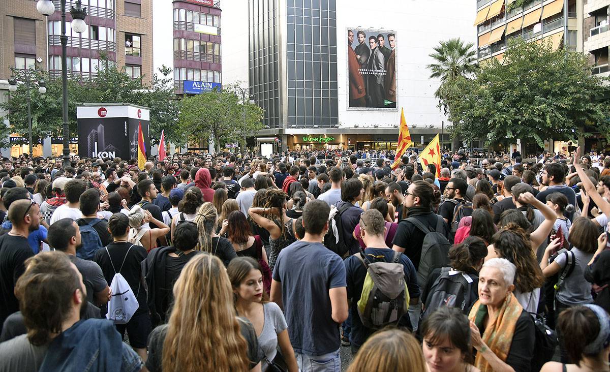 El passat divendres centenars de persones van marxar pel centre de València per a protestar contra la repressió i les actuacions policials a Catalunya. / DANIEL GARCÍA-SALA 