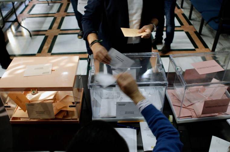 À Punt ha preparat una programació especial per als pròxims dies amb motiu de les eleccions generals del 10N. / EFE