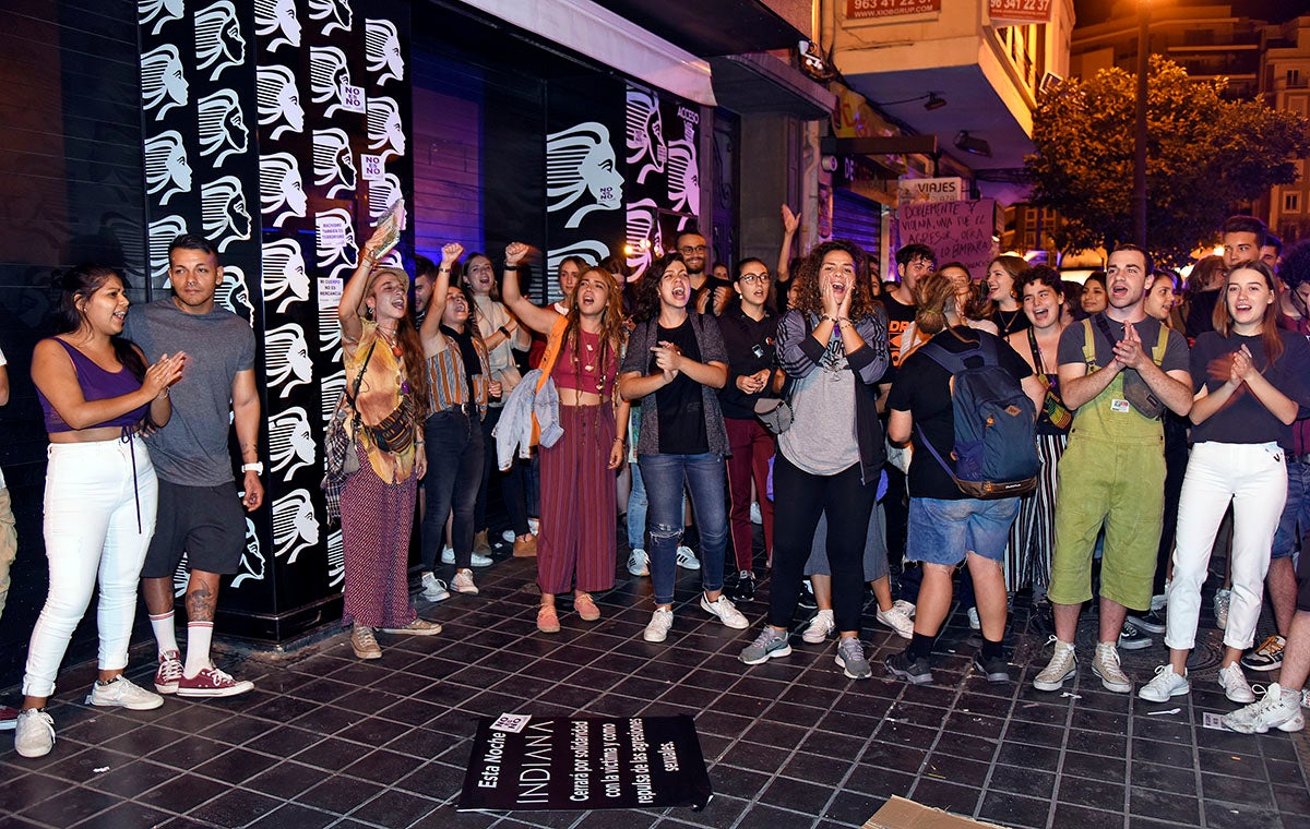 Centenars de dones s'han concentrat a les portes de la discoteca Indiana de València. / DANIEL GARCÍA-SALA