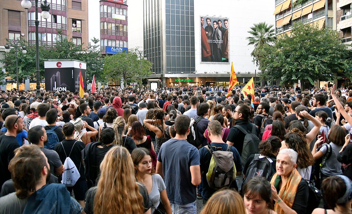 Centenars de persones s'han manifestat a València contra la repressió a Catalunya. / DANIEL GARCÍA-SALA