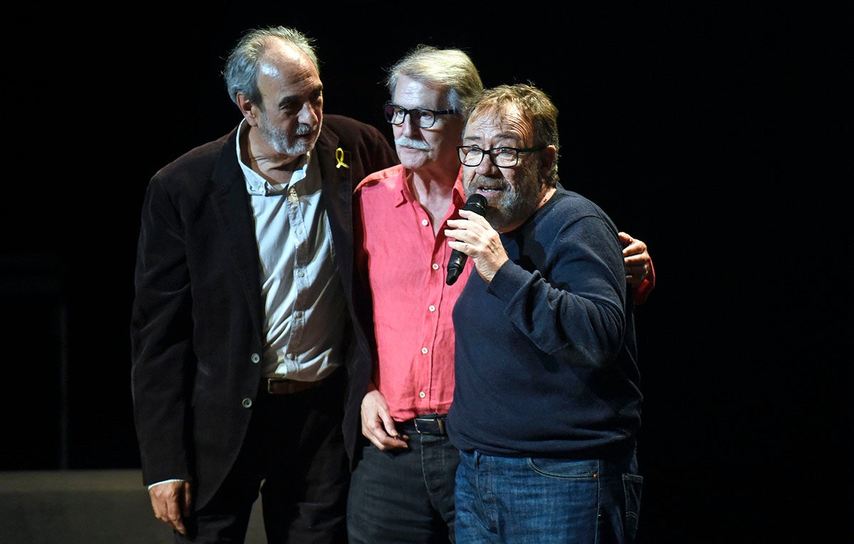 Manolo Miralles, Vicent Torrent i Miquel Gil canten junt amb el públic 'Diguem no' de Raimon. / DANIEL GARCÍA-SALA