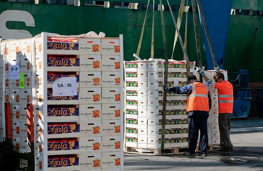 Aquest divendres entra en vigor la nova política aranzelària impulsada per Donald Trump. / EFE