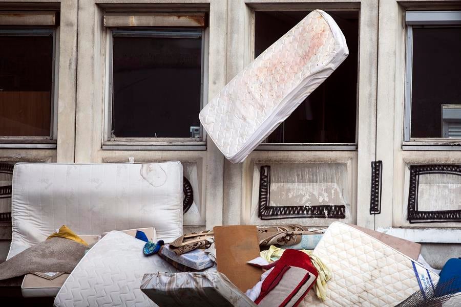 Més de 9.000 matalassos han sigut abandonats en els últims mesos. / EFE