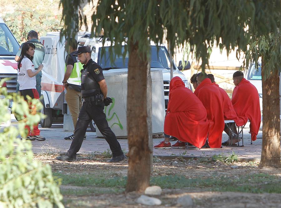 La policia encara no ha localitzat l'embarcació que ha transportat les persones fins a Benidorm. / EFE/Pep Morell/Arxiu