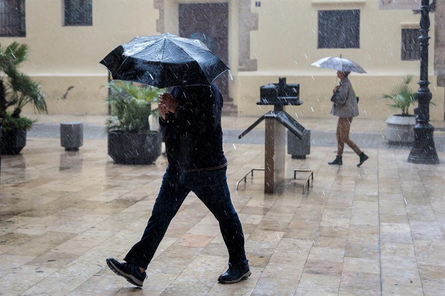 La demarcació d'Alacant i la de València estan en avís groc per precipitacions fins a les 15 hores, i la de Castelló, en alerta taronja tot el dia. / EFE