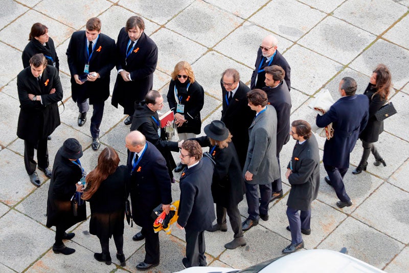 Els Franco van entrar a la basílica del Valle de los Caídos amb una bandera preconstitucional malgrat que se'ls havia informat que no estava permés l'ús de banderes ni d'altres símbols durant el procés d'exhumació. / POOL