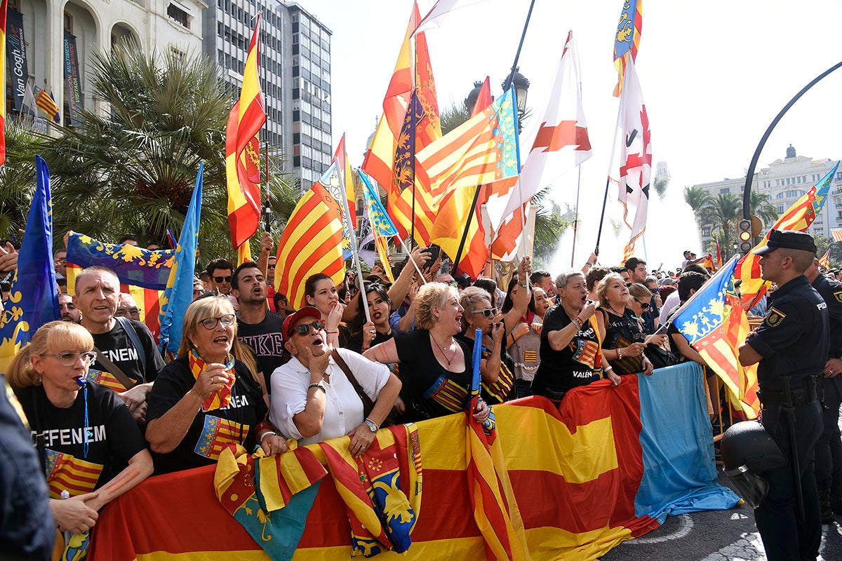 Persones organitzades d'extrema dreta s'han ubicat al peus de l'estàtua de Francesc de Vinatea. / DANIEL GARCÍA-SALA