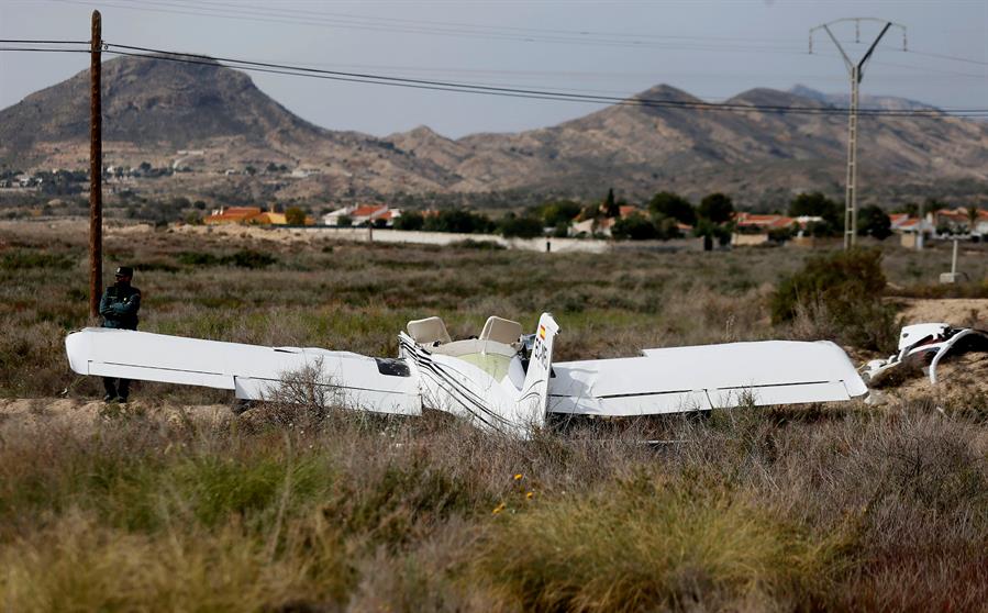 Emergències ha rebut cap a les 12.30 hores l'avís que l'avioneta d'esbarjo havia caigut i que els dos ocupants havien patit ferides de caràcter lleu. Imatge d'arxiu. / MANUEL LORENZO, EFE