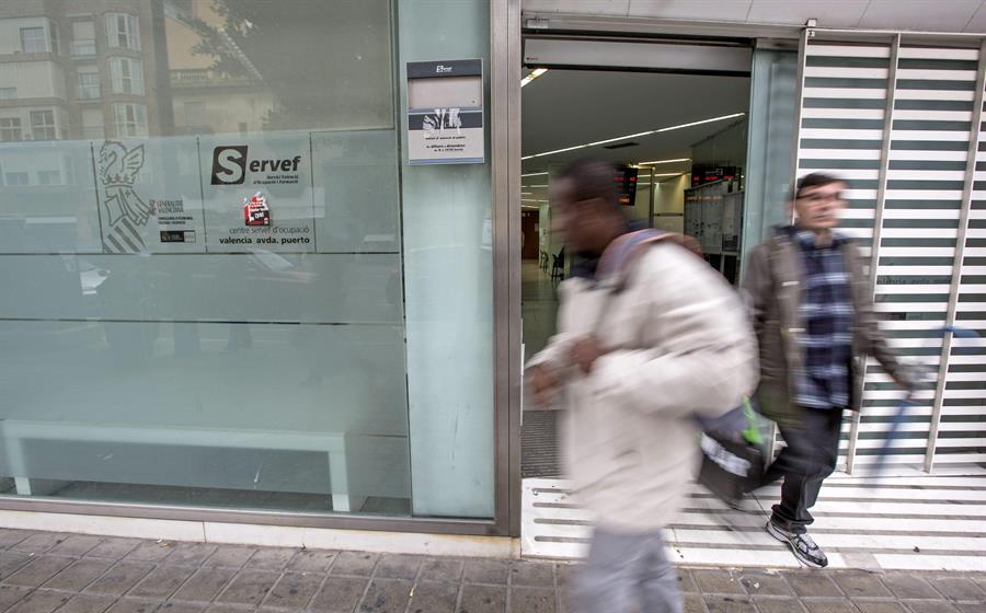 En termes interanuals l'atur va baixar en 10.139 persones. / EFE