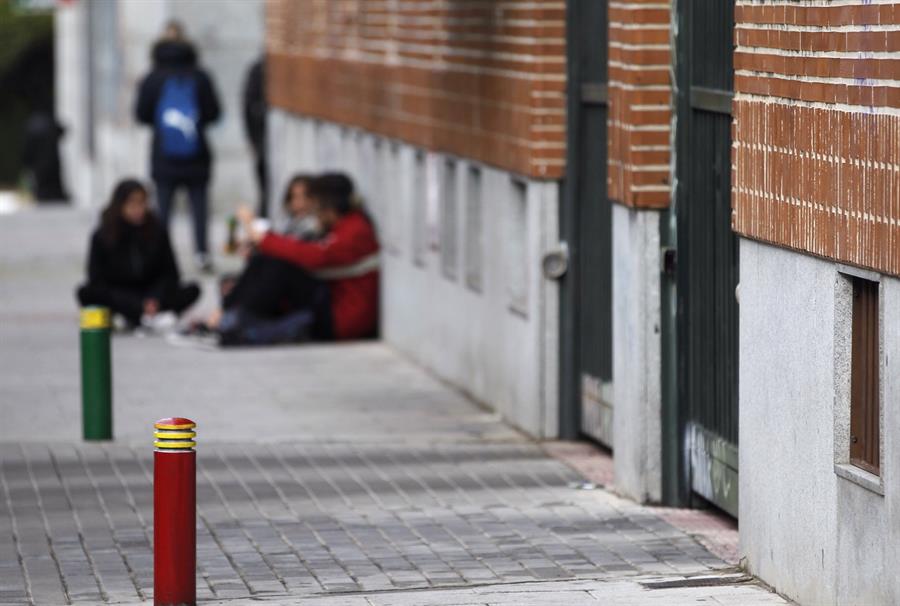 Fins al centre educatiu s'ha desplaçat també una unitat del SAMU, que ha atés el menor ferit. Imatge d'arxiu. / JAVIER LIZÓN, EFE