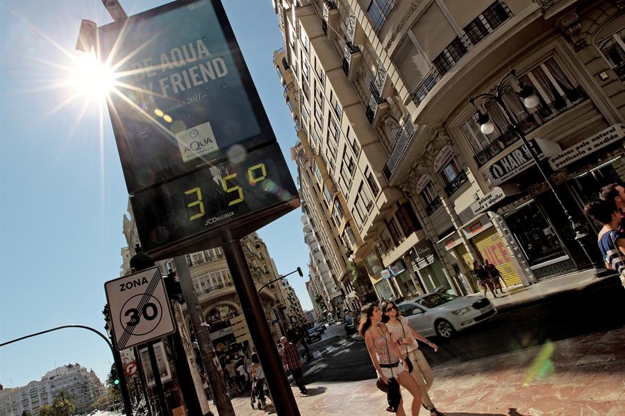 La pugna entre el vent de ponent d'una banda, i la brisa de mar per un altra, determinaran la distribució de les temperatures màximes del dia. / EFE