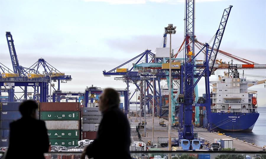 Actualment, el 8% dels contenidors d'importació i exportació que passen pel port de València es mouen en ferrocarril. / EFE