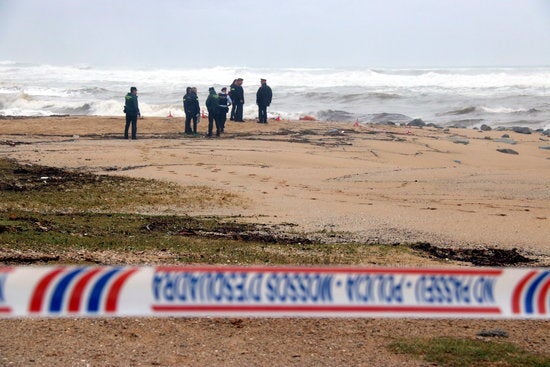 Els Mossos d'Esquadra han confirmat que el cos trobat aquest dimecres al matí a la platja de Caldes d'Estrac (el Maresme) és l'home desaparegut quan va ser arrossegat per l'aigua de la riera d'Arenys aquest dimarts a la nit. / NORMA VIDAL, ACN