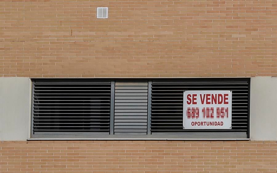 En el conjunt de l'Estat, la compravenda d'habitatges es va desplomar a l'agost un 21,1%. / EFE