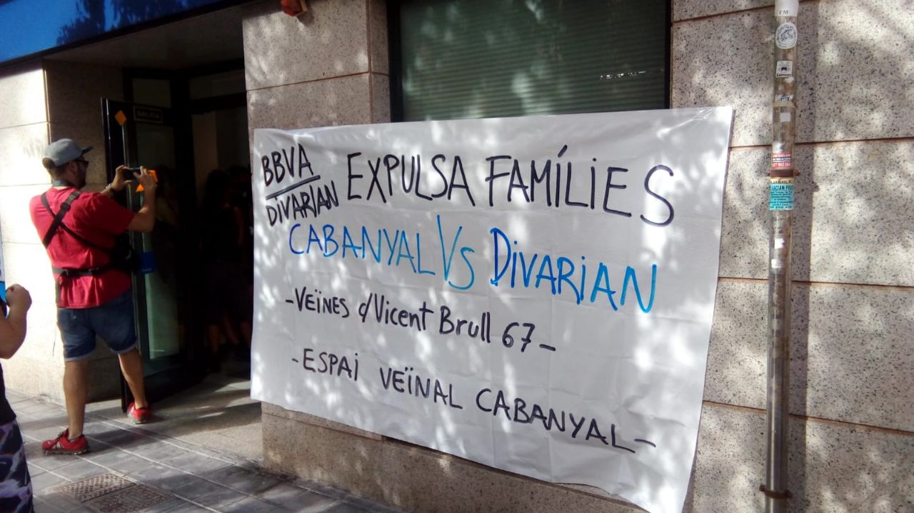 Veïns del Cabanyal van fer un escarni a una oficina del BBVA per a exigir una solució habitacional per a una família del barri. / ESPAI VEÏNAL DEL CABANYAL