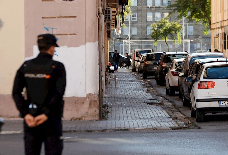 Els fets s'han produït al carrer del Pare Pedro Velasco, al barri marítim de la Malva-rosa. / JUAN CARLOS CÁRDENAS / EFE