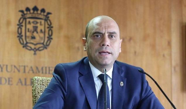 Gabriel Echávarri, en una imatge d'arxiu a l'Ajuntament d'Alacant. / DLV