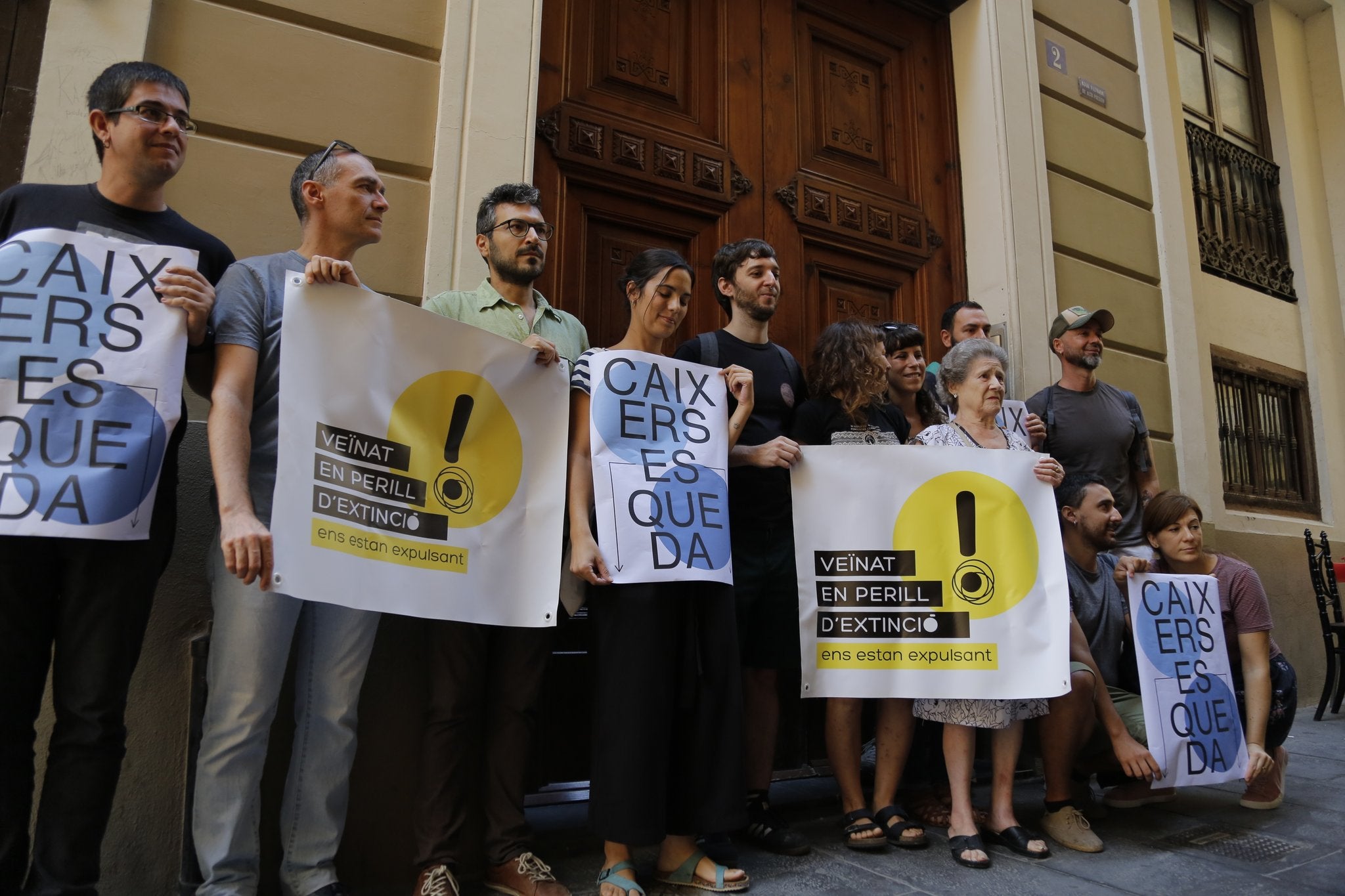 Els veïns del carrer de Caixers número 2 va denunciar el passat dilluns que es veuran obligats a deixar les seues cases una vegada finalitze el contracte de lloguer que tenen actualment. / TWITTER VEÏNAT EN PERILL D'EXTINCIÓ