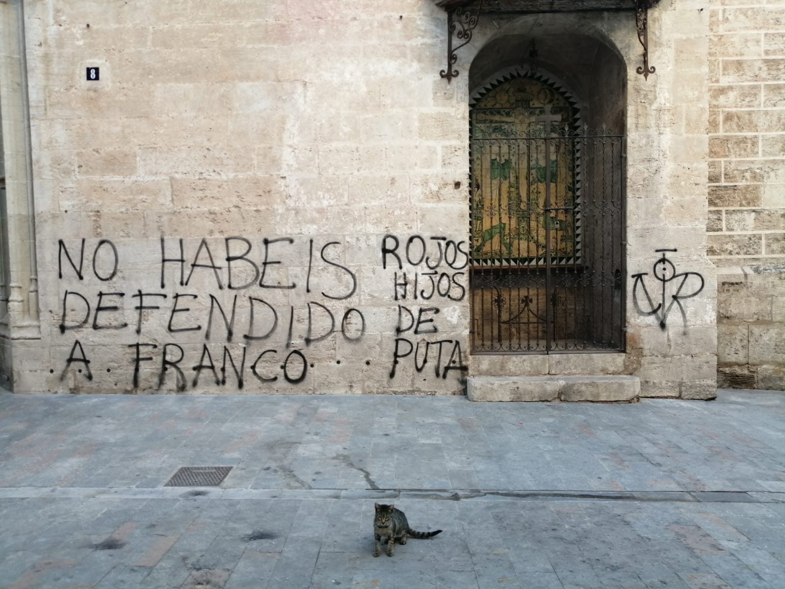 Pintades a l'exterior de l'església de Sant Nicolau de València. / PSPV-PSOE 